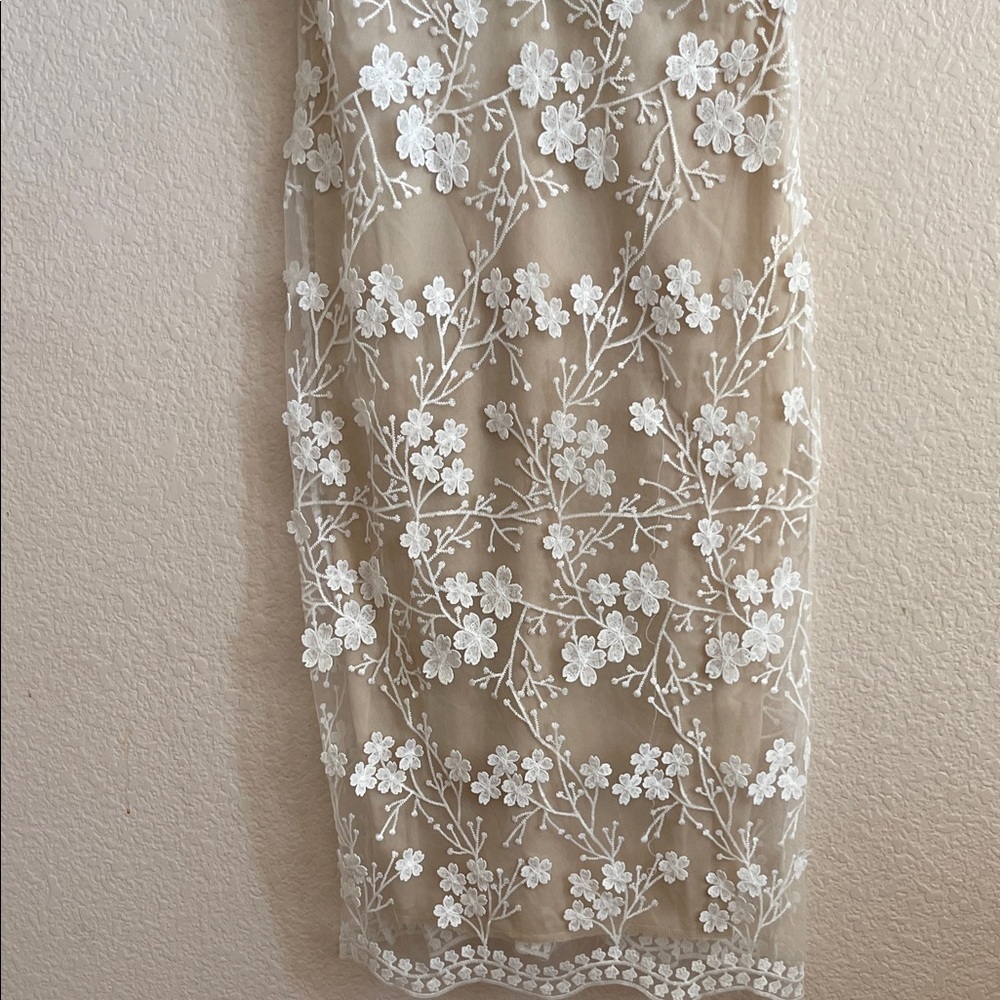 Elegant Floral Dress in Cream and White - Picture 3 of 10